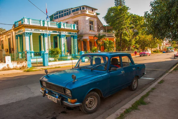 레트로 빈티지 블루 자동차 진입로에 주차. 하바나입니다. 쿠바 — 스톡 사진