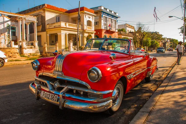 Retro vintage červené auto zaparkované na příjezdové cestě. Havana. Kuba — Stock fotografie