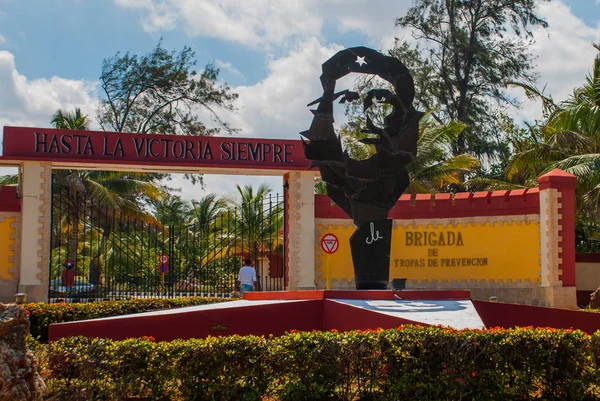 チェ ・ ゲバラの肖像画、brigada ・ デ ・ tropas ・ デ ・ prevencion の肖像画と星の形の記念碑。ハバナ。キューバ — ストック写真