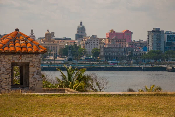 Vista de la ciudad y la bahía desde la fortaleza Castillo Del Morro. La Habana. Cuba — Foto de Stock