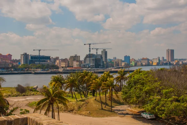 Paesaggio della città e della baia da lontano. L'Avana. Cuba — Foto Stock