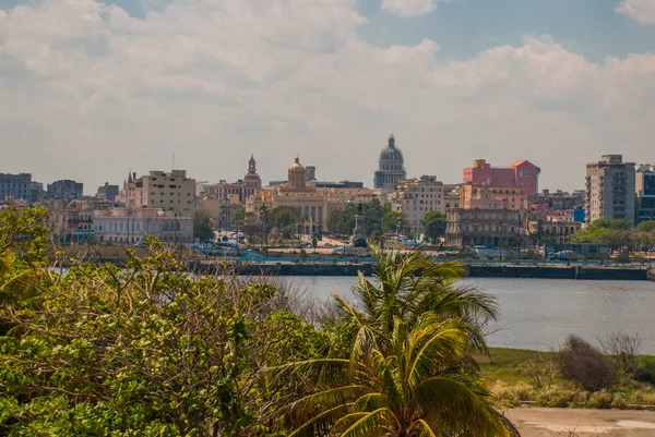 Τοπίο της πόλης και του κόλπου από μακριά. Αβάνα. Κούβα — Φωτογραφία Αρχείου