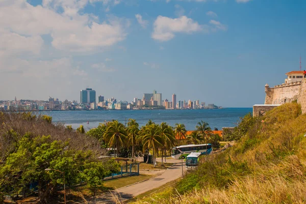 Vista de la ciudad y la bahía desde la fortaleza Castillo Del Morro. La Habana. Cuba —  Fotos de Stock