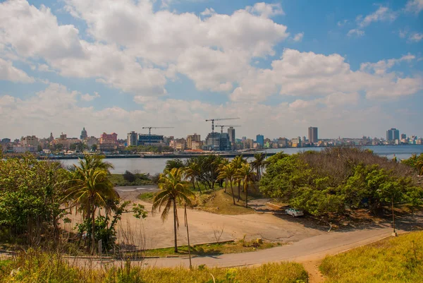 Краєвид на місто і бухту здалеку. Гавана. Куби — стокове фото