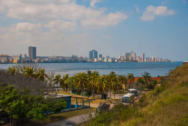 Paisagem da cidade e da Baía de longe. Havana. Cuba — Fotografia de Stock