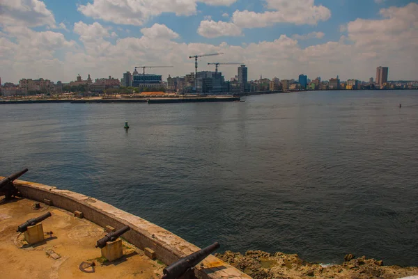 Vue sur la ville et la baie depuis le phare de Castillo Del Morro. La Havane. Cuba. De nombreux canons anciens sont destinés à la ville . — Photo