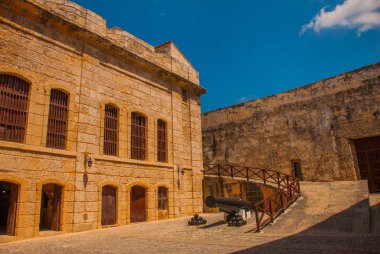 Castillo Del Morro. Silah bir Arnavut kaldırımlı üzerinde duruyor. Eski kale. Küba. Havana.