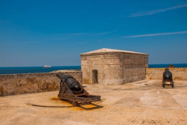 Castillo Del Morro. Silah tarafına yönelik. Eski kale. Küba. Havana.