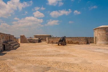 Castillo Del Morro. Silah tarafına yönelik. Eski kale. Küba. Havana.
