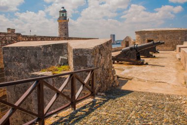 Castillo Del Morro deniz feneri. Silah tarafına yönelik. Eski kale. Küba. Havana.