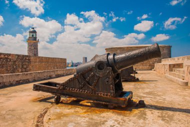 Castillo Del Morro deniz feneri. Silah tarafına yönelik. Eski kale. Küba. Havana.