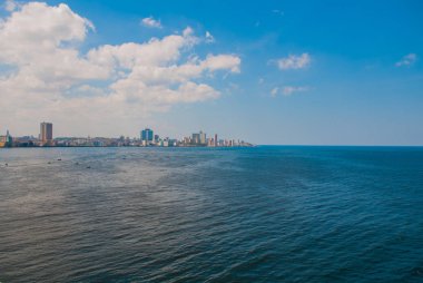 Şehir ve körfez manzarası ile manzara. Büyük mesafe içinde gökdelenler ev sahipliği yapmaktadır. Havana. Küba