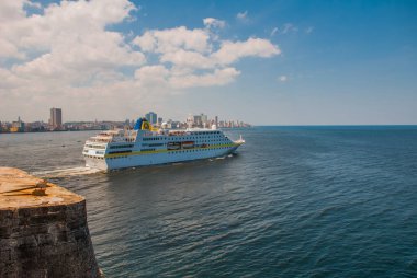 Havana Bay cruise. Su üzerinde yelken büyük yolcu gemisi. Şehrin uzak manzara. Küba. Havana