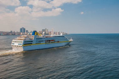 Havana Bay cruise. Su üzerinde yelken büyük yolcu gemisi. Şehrin uzak manzara. Küba. Havana