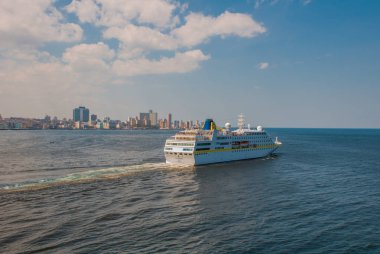 Havana Bay cruise. Su üzerinde yelken büyük yolcu gemisi. Şehrin uzak manzara. Küba. Havana
