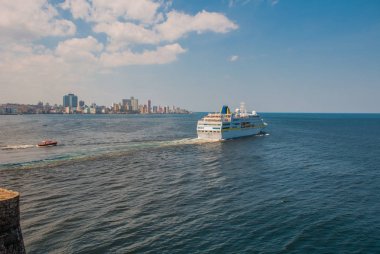 Havana Bay cruise. Su üzerinde yelken büyük yolcu gemisi. Şehrin uzak manzara. Küba. Havana