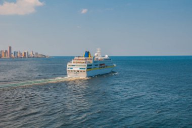 Havana Bay cruise. Su üzerinde yelken büyük yolcu gemisi. Şehrin uzak manzara. Küba. Havana