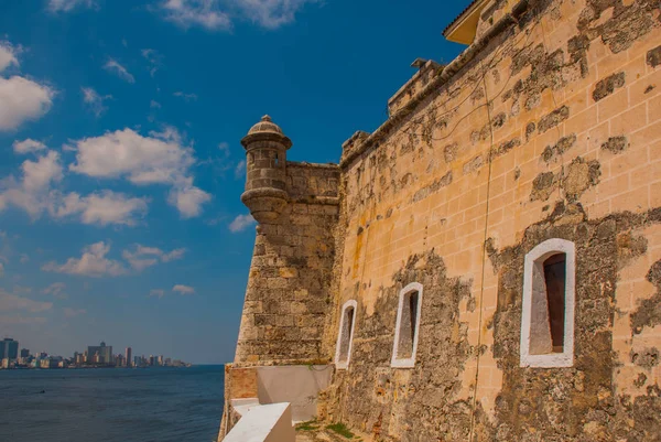 View of the city and the Bay from the fortress Castillo Del Morro lighthouse. Havana. Cuba — Stock Photo, Image