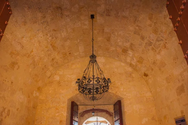 Castillo Del Morro. La vecchia fortezza. Antico lampadario sul soffitto. Cuba. L'Avana . — Foto Stock