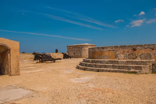 Castillo Del Morro. Gun står på en kullersten. Den gamla fästningen. Kuba. Havanna. — Stockfoto