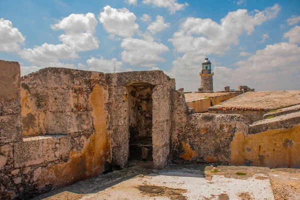 Farol Castillo Del Morro. A velha fortaleza no fundo do céu azul com nuvens. Cuba. Havana . — Fotografia de Stock