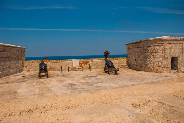 카스 티 요 델 모로입니다. 총 측에 목적. 오래 된 요새입니다. 쿠바입니다. 하바나. — 스톡 사진