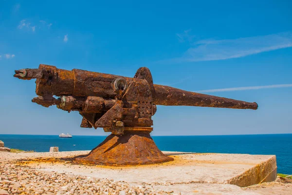 Castillo Del Morro. Rusty weapons are directed towards. The old fortress. Cuba. Havana. — Stock Photo, Image