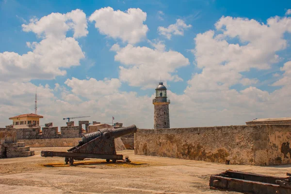 Castillo Del Morro fyr. Pistol riktad åt sidan. Den gamla fästningen. Kuba. Havanna. — Stockfoto