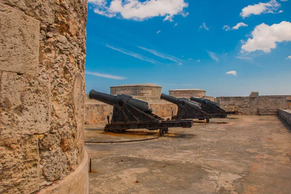 Castillo Del Morro fyr. Pistol riktad åt sidan. Den gamla fästningen. Kuba. Havanna. — Stockfoto
