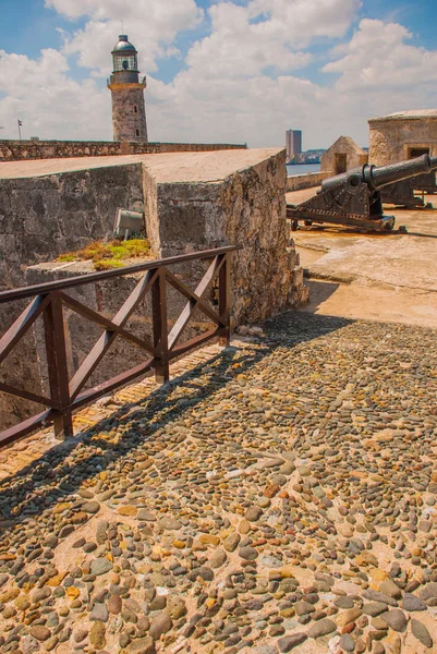 카스 티 요 델 모로 등 대입니다. 총 측에 목적. 오래 된 요새입니다. 쿠바입니다. 하바나. — 스톡 사진