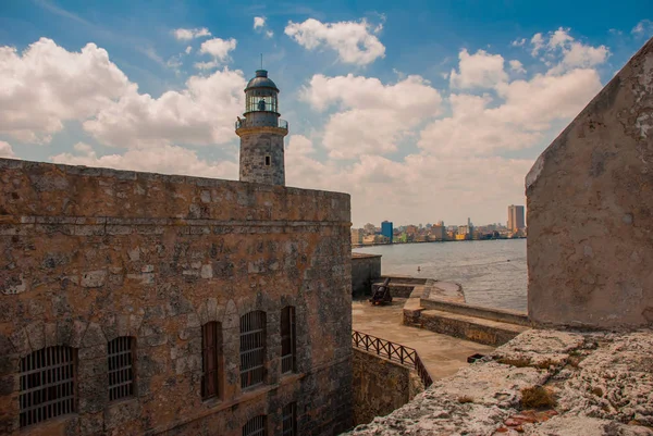 Castillo Del Morro fyr. Den gamla fästningen. Kuba. Havanna. — Stockfoto