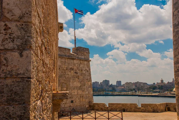 Utsikt över staden och bukten från fästningen Castillo Del Morro fyr. Havanna. Kuba — Stockfoto