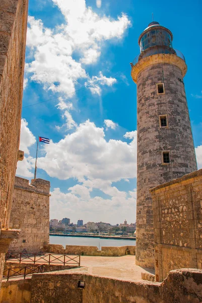 Farol Castillo Del Morro. A velha fortaleza no fundo do céu azul com nuvens. Cuba. Havana . — Fotografia de Stock