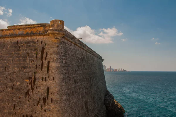 都市と要塞カスティーリョ ・ デル ・ モロ灯台から湾の眺め。ハバナ。キューバ — ストック写真