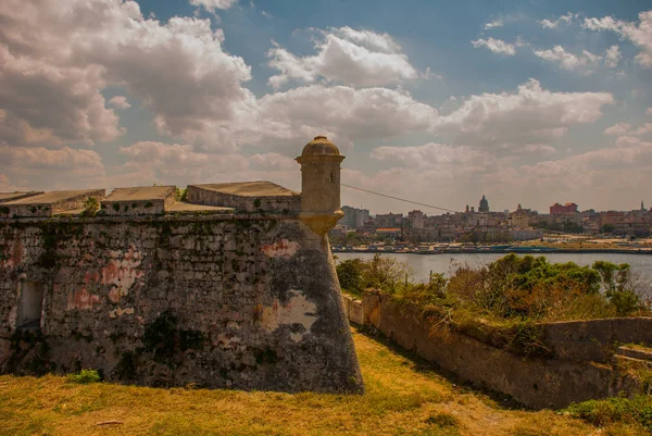 Landskap med utsikt över staden från Fortaleza de San Carlos de La Cabana, Fort Saint Charles entré. Kuba. Havanna — Stockfoto