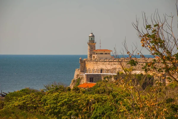 カスティーリョ ・ デル ・ モロ灯台。要塞や湾のある風景します。キューバ。ハバナ. — ストック写真