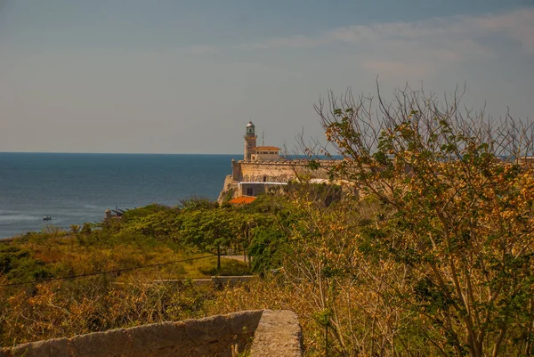 Castillo Del Morro fyr. Landskap med gamla fästningen och Bay. Kuba. Havanna. — Stockfoto