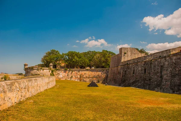 Fortaleza de San Carlos de La Cabana, Fuerte de entrada de San Carlos. La Habana. Antigua fortaleza en Cuba — Foto de Stock