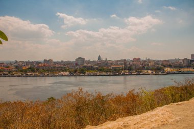 Manzara Fortaleza de San Carlos de La Cabana şehir manzaralı, Fort Saint Charles giriş. Küba. Havana