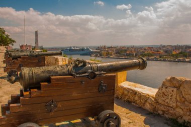 Fortaleza de San Carlos de La Cabana, Fort Saint Charles giriş. Eski Kalesi, manzara şehir manzaralı, silahları var. Küba. Havana..