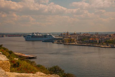 Fortaleza de San Carlos de La Cabana, Fort Saint Charles giriş. Eski Kalesi, manzara şehir manzaralı, silahları var. Küba. Havana..