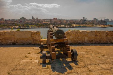 Fortaleza de San Carlos de La Cabana, Fort Saint Charles giriş. Eski Kalesi, manzara şehir manzaralı, silahları var. Küba. Havana..