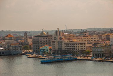 Şehir, liman, gemi ve Havana Körfezi manzaralı manzara. Havana. Küba