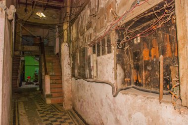 Tipik giriş teller ve evde lapa lapa duvarlar ile. Eski Havana. Küba