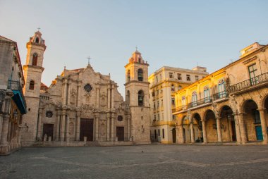 Cathedral St. Christopher akşam Cienaga Meydanı üzerinde eski Havana'da. Küba