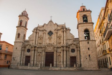Cathedral St. Christopher akşam Cienaga Meydanı üzerinde eski Havana'da. Küba