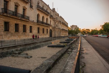 Eski kazılar şehir merkezinde. Havana. Küba
