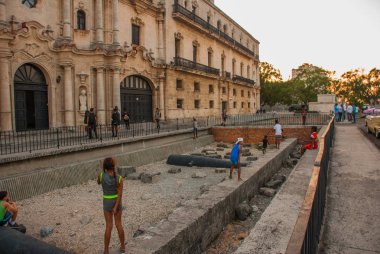 Şehir merkezine yakın güzel bina eski kazılarda. Havana. Küba
