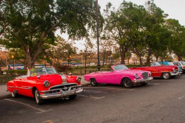 Retro otomobil park, şehri keşfetmek turistler için bekliyor. Eski Havana, Küba