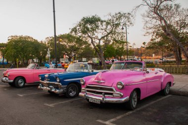 Retro otomobil park, şehri keşfetmek turistler için bekliyor. Eski Havana, Küba